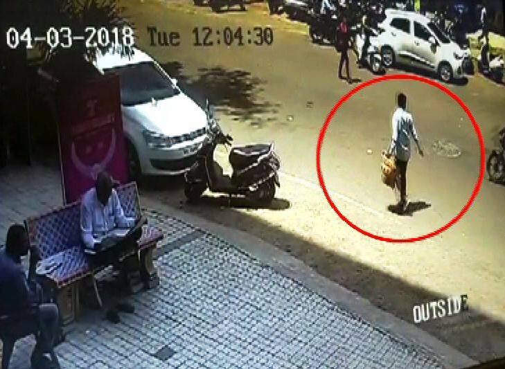 CCTV : पैसे पडल्याची बतावणी करुन 28 लाखांची रोकड लंपास Nashik : Jewaller's 28 lakh looted at Gangapur raod CCTV : पैसे पडल्याची बतावणी करुन 28 लाखांची रोकड लंपास