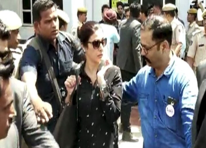 Fan misbehaved with Actress Tabbu on Jodhpur airport latest update जोधपूर विमानतळावर अभिनेत्री तब्बूसोबत गैरवर्तन