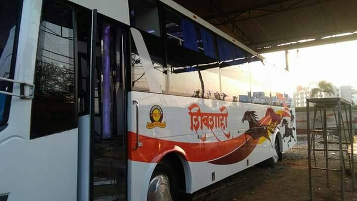 स्लीपर कोचमध्ये मिळणाऱ्या सुविधा - पूर्णतः वातानुकूलीत, मोफत वायफाय, प्रत्येकाला ब्लँकेट-पिलो, मोबाईल चार्जिंगची सुविधा, आगप्रतिबंधक यंत्रणा, सीसीटीव्ही कॅमेरे, जीपीआरएस सिस्टीम