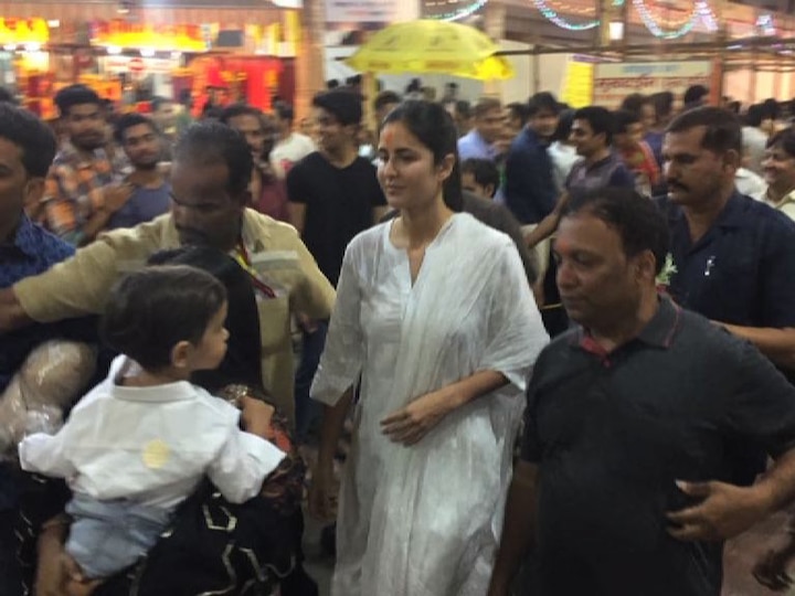 Mumbai : Katrina Kaif at Siddhivinayak Temple to pray for Salman Khan सलमानच्या सुटकेसाठी कतरिना सिद्धिविनायकाच्या चरणी