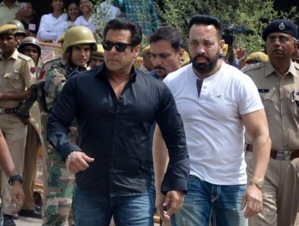 BlackBuck Poaching Case : Salman Khan's reaction after court decision निकालानंतर सलमान कोर्ट रुममध्ये मान खाली घालून बसला!
