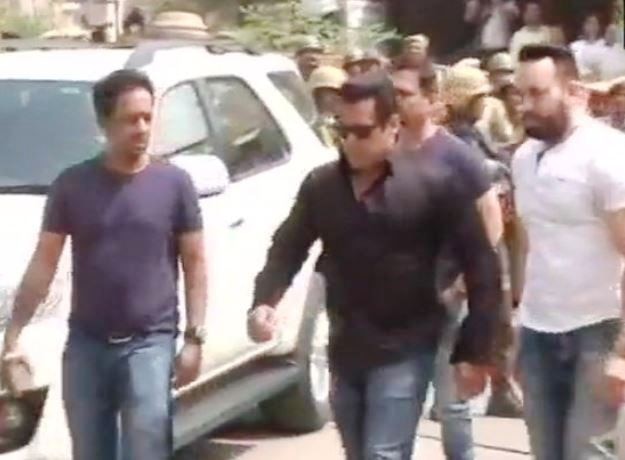  20 वर्षांपूर्वीच्या काळवीट शिकारप्रकरणी दोषी ठरलेल्या अभिनेता सलमान खानला 5 वर्षांची शिक्षा आणि दहा हजारांच्या दंडाची शिक्षा सुनावण्यात आली आहे. यानंतर सोशल मीडियावर मीम्सचा वर्षाव सुरु आहे. सलमान खानची खिल्ली उडवताना अनेक प्रतिभांना धुमारे फुटले आहेत.