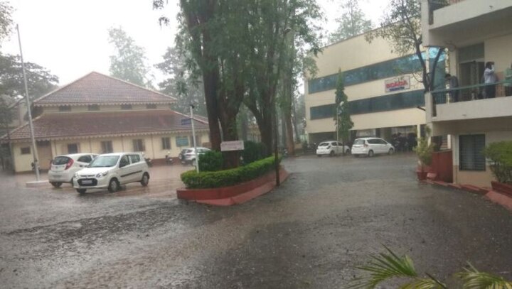rainfall in state with hailstorm latest updates सोलापुरात पावसाची हजेरी, कोल्हापूरलाही पावसाने गारांसह झोडपलं