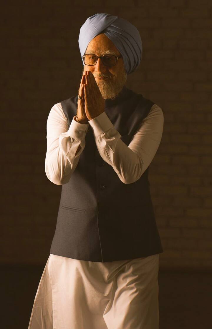 तिसऱ्या फोटोत माजी पंतप्रधान हात जोडताना दिसत आहेत.
