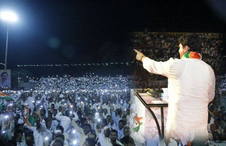 huge mobile battery light at NCP's islampur hallbol rally latest updates ...अन् इस्लामपूरचं मैदान मोबाईल बॅटरीच्या उजेडानं उजळलं!