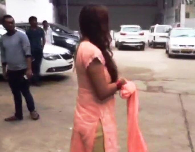 Telugu aspiring actress Sri Reddy goes topless to protest at film chamber office in Hyderabad कास्टिंग काऊचविरुद्ध अभिनेत्रीचं भररस्त्यात टॉपलेस होऊन आंदोलन