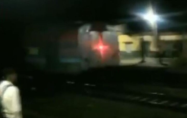 Ahmadabad-puri express train travels without engine in odisha VIDEO : प्रवाशांनी भरलेली ट्रेन विनाइंजिन तब्बल 10 किमी धावली