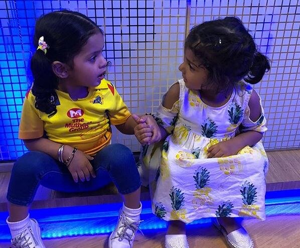 Harbhajan Singh and Suresh Raina's daughters photo in IPL Match latest update भज्जी आणि रैनाच्या लेकी मॅचची रणनीती आखण्यात गर्क