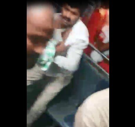 विरार लोकलमध्ये चौथ्या सीटवरुन प्रवाशाला बेदम मारहाण