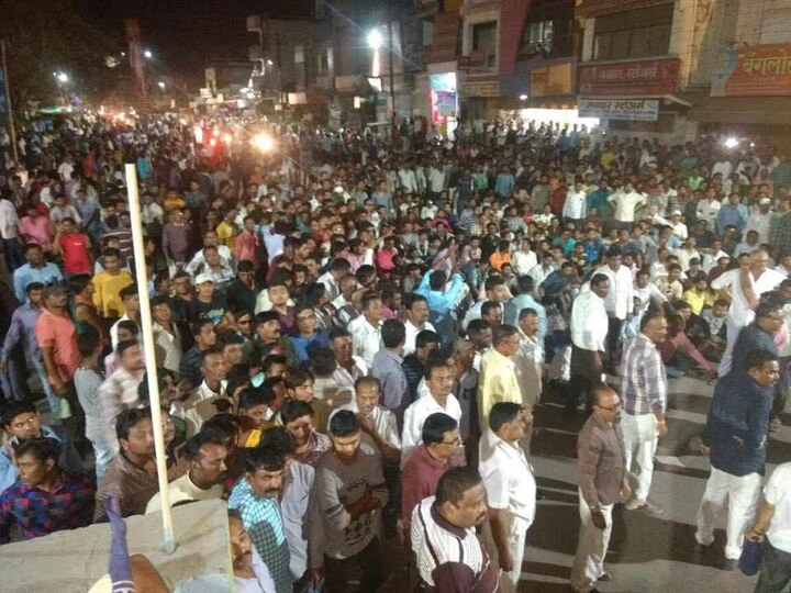 4 to 5 thousand farmers protest against Shahada Police latest update 4 ते 5 हजार शेतकऱ्यांचा शहादा पोलीस स्टेशनला घेराव