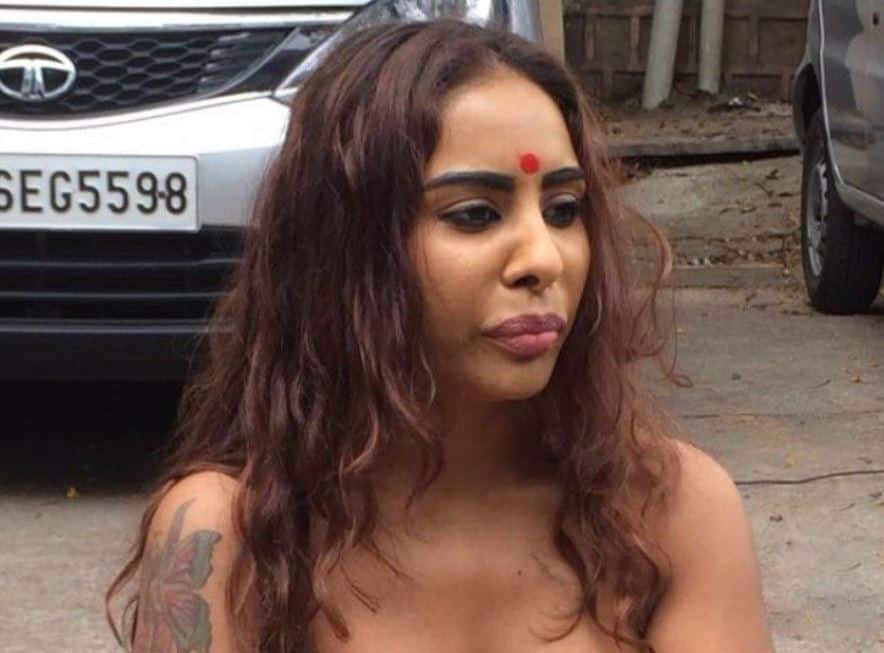 Telugu actress Sri Reddy asked to leave house after protest अभिनेत्री श्री रेड्डीला घर सोडण्याची नोटीस