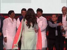 पंकजा-धनंजय मुंडेंची गळाभेट