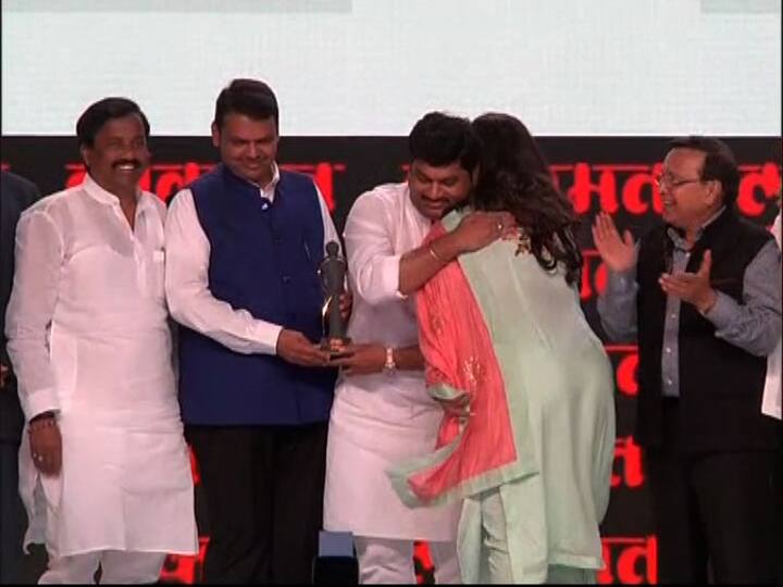 आज (मंगळवार) मुंबईत लोकमतच्या वतीने आयोजित करण्यात आलेल्या ‘महाराष्ट्रीयन ऑफ द ईयर’ या पुरस्कार सोहळ्यात धनंजय मुंडे यांना सर्वोत्कृष्ट राजकीय नेत्याचा पुरस्कार देण्यात आला. 