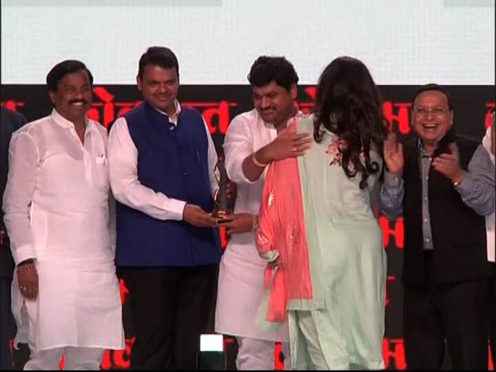 तेव्हा पंकजा मुंडे यांनाही मंचावर बोलावण्यात आलं. त्यावेळी दोन्ही बहीण-भावांनी एकमेकांची गळाभेट घेतली.