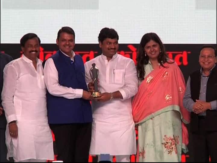 खरं तर दोघेही दोन वेगळ्या पक्षांच्या वाटेवर गेल्याने दोघांमध्ये दरी निर्माण झाली आहे. प्रसंगी दोघांनी एकमेकांवर चिखलफेकही केली. पण आज मात्र दोघांनी गळाभेट घेऊन बहीण-भावांमधलं नातं आजही कायम असल्याचं महाराष्ट्राला दाखवून दिलं.