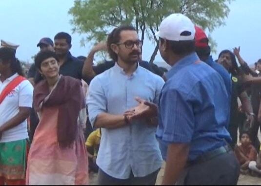 Aamir Khan and Kiran Rao visits Ahmednagar's Pathardi for Water cup जलसंधारण कामांच्या पाहणीसाठी आमिर-किरण पाथर्डीत