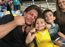 लहानग्या झिवा धोनीसाठी शाहरुखही लहानगा बनला!