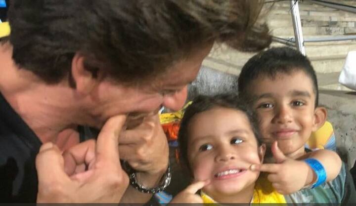 एकीकडे या सामन्याचा थरार सुरु असताना, दुसरीकडे केकेआरचा मालक अभिनेता शाहरुख खान आणि सीएसकेचा कर्णधार महेंद्रसिंह धोनीची मुलगी झिवाची मजामस्ती सुरु होती. 