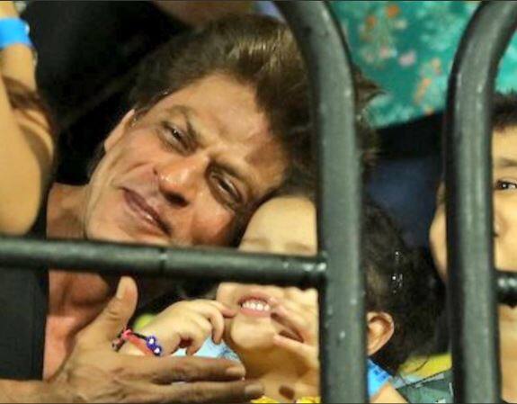 या सामन्यात केकेआरला पाठिंबा देण्यासाठी शाहरुख हजर होता. तर सीएसकेसाठी धोनीची बायको साक्षी आणि मुलगी झिवा हजर होती. यावेळी शाहरुखने लहानग्या झिवासोबत वेगवेगळे फोटो काढले. शाहरुखही झिवासोबत लहानगा बनला. 