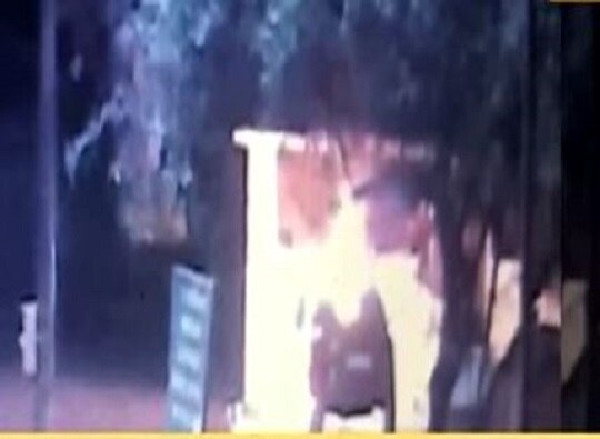 Video : Porsche and Alto car burnt outside bungalow in Pune latest update VIDEO : पुण्यात व्यापाऱ्याच्या बंगल्याबाहेर पोर्श आणि अल्टो पेटवली