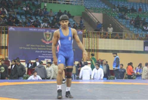 वाघासारखी झुंज, चित्त्यासारखी झेप, पैलवान राहुलने राष्ट्रकुल गाजवलं! GC2018: Rahul Aware wins GOLD medal in Men's 57 kg as he beats Canadian grappler Steven Takahashi in Final. वाघासारखी झुंज, चित्त्यासारखी झेप, पैलवान राहुलने राष्ट्रकुल गाजवलं!