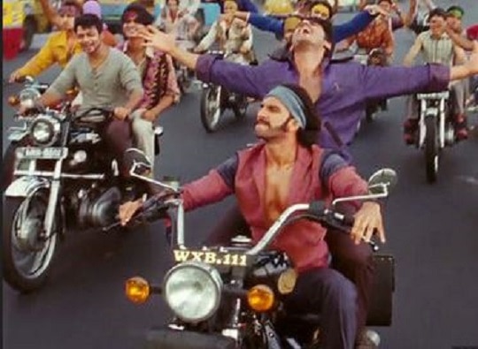 Ranveer Singh and Arjun Kapoor allegedly used stolen bike for Gunday Movie Shooting latest update 'गुंडे' चित्रपटात चोरीची बाईक, रणवीर-अर्जुनची पोलिस चौकशी?