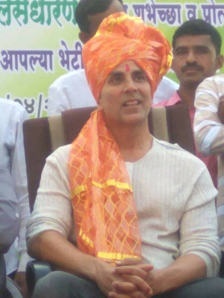 शुटींगच्या निमित्ताने या भागातून प्रवास करणाऱ्या अक्षय कुमारला हे दिसलं आणि गावकऱ्यांसोबत श्रमदानात सहभागी व्हायचं त्याने ठरवलं. 