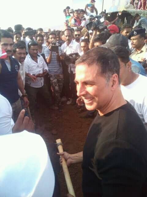 पाहा आणखी फोटो