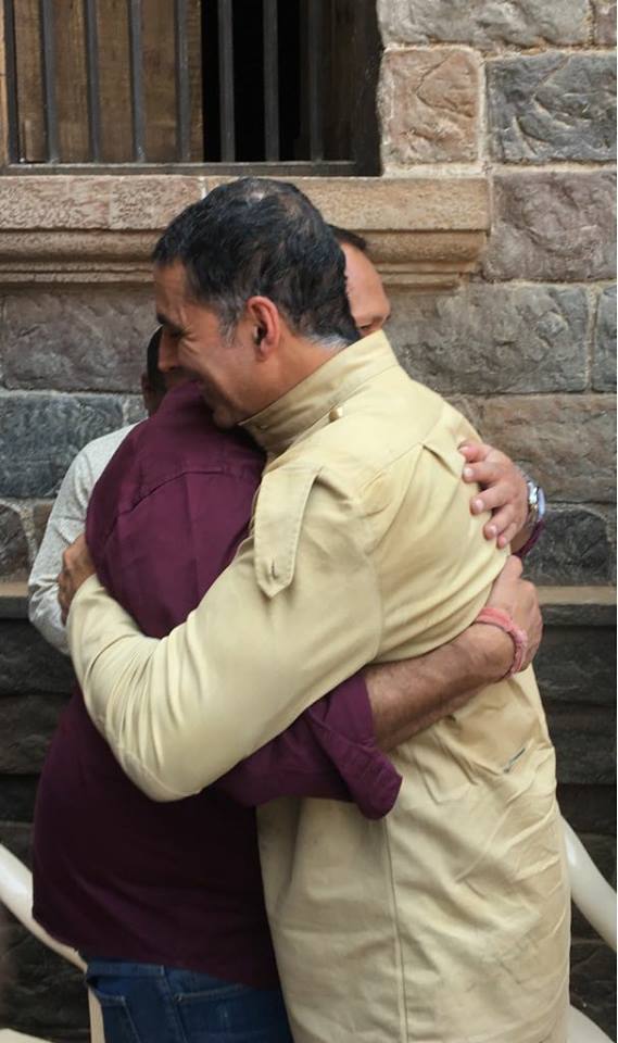 साताऱ्याचे खासदार उदयनराजे भोसले यांनी ‘केसरी’च्या सेटवर जाऊन अक्षय कुमारची गळाभेट घेतली.