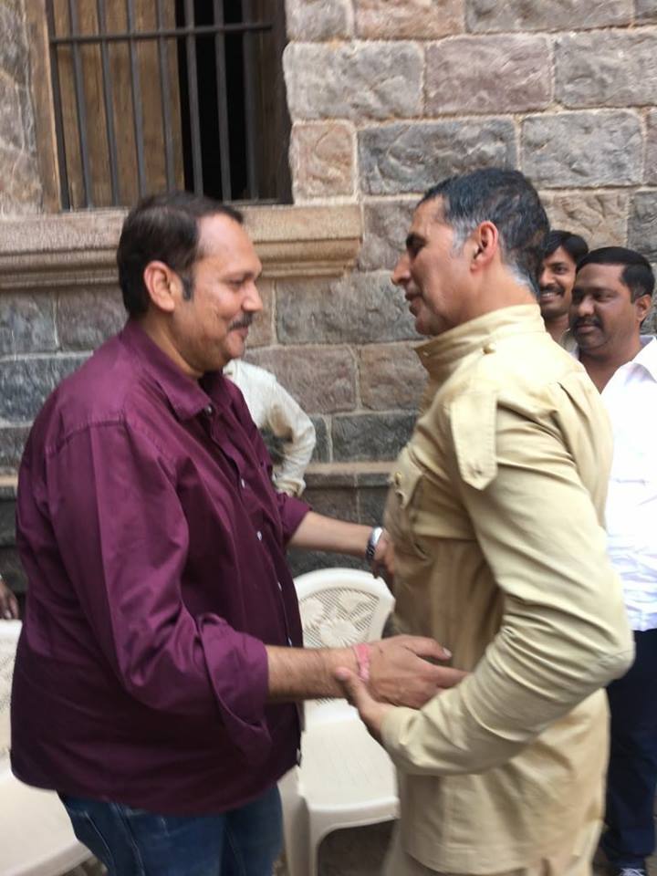 आपल्या जिल्ह्यात आलेल्या पाहुण्या अक्षय कुमारला भेटण्यासाठी उदयनराजे स्वतः सिनेमाच्या सेटवर गेले आणि बॉलिवूडच्या खिलाडीला भेटले.