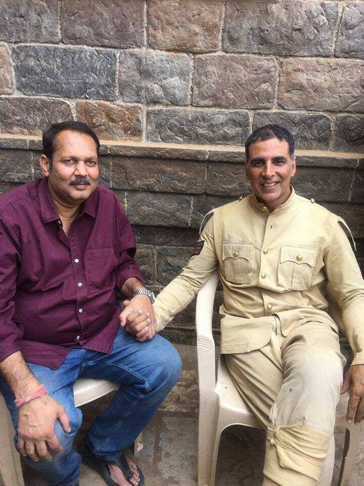 उदयनराजेंनी सिनेमाच्या सेटवर सरप्राईज एंट्री करत सर्वांनाच आश्चर्याचा धक्का दिला.