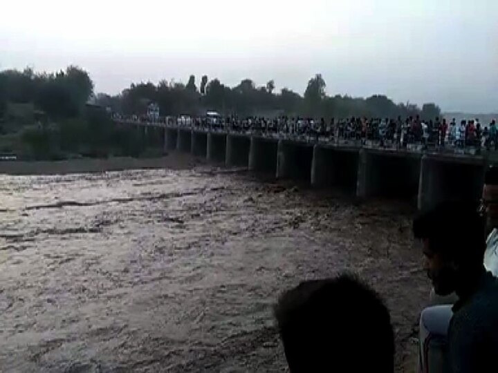 heavy rain in nandurbar, Susari river flooded   नंदुरबारमध्ये तुफान पाऊस, भर उन्हाळ्यात नदीला पूर