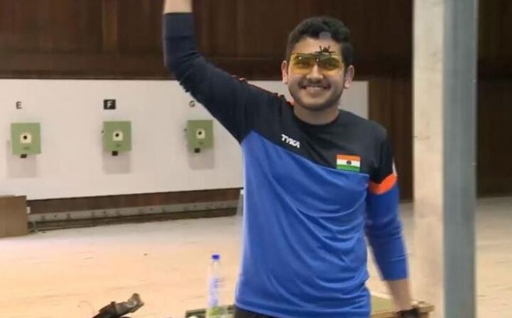 Anish Bhanwala at just 15 years of age wins a Gold in 25 m rapid pistol नववीत शिकणाऱ्या पठ्ठ्याला राष्ट्रकुलमध्ये गोल्ड मेडल!