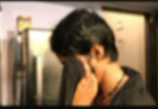 husband cuts hair of wife for mistake in coocking in solapur latest updates भाजीत मीठ जास्त पडल्याचा राग, पतीने पत्नीचे केसच कापले!