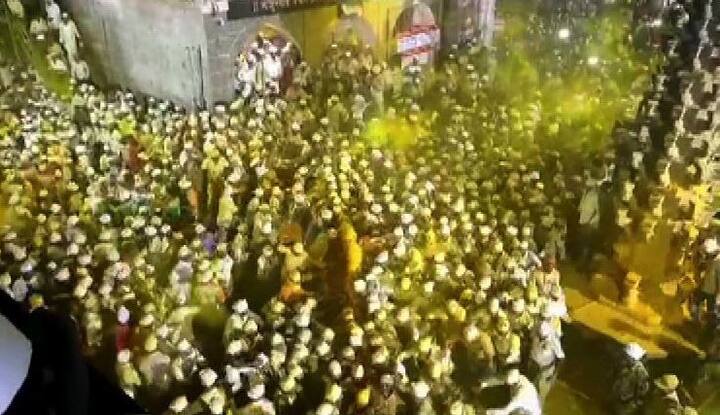 ‘यळकोट यळकोट, जय मल्हार’च्या निनादात सोन्याची जेजुरी दुमदुमली. सोमवती अमावस्येनिमित्त राज्यभरातील भाविक खंडेरायाच्या दर्शनासाठी जेजुरीत दाखल झाले आहेत. 