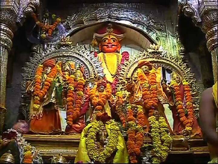 भाविकांनी भंडारा खोबऱ्याची मुक्तपणे उधळण केली. 