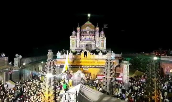 कऱ्हा नदीच्या तीरावर लाखो भक्तांच्या साक्षीने देवाच्या पालखीला स्नान घालण्यात आले.
