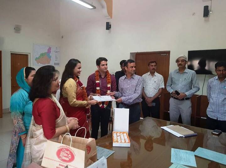 पारंपरिक लग्नाआधी दोघांनी 20 मार्च रोजी जयपूरच्या रजिस्ट्रार ऑफिसमध्ये नोंदणी पद्धतीने लग्न केलं. यानंतर 9 एप्रिल रोजी काश्मिरमधील पहलगाममध्ये त्यांचं डेस्टिनेशन वेडिंग झालं. लग्नानंतर सर्व जण दक्षिण काश्मिरमधील अनंतनागमध्ये असलेल्या देवपुरा मत्तान या खान कुटुंबाच्या गावी रवाना झाले.