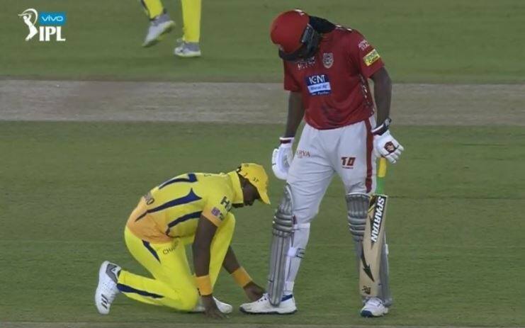 Chris Gayle to Dwayne Bravo: Bro, tie my shoe laces गेल ब्राव्होला म्हणतो, भावा... इकडे ये, बुटाची लेस बांध