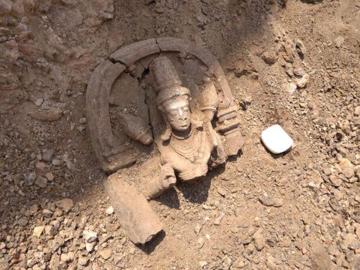 idol found during mining in beed डोंगराच्या खोदकामादरम्यान मूर्ती सापडली, मूर्तीशेजारी नाग
