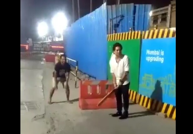 Sachin Tendulkar played a cricket on the road in Mumbai latest update  VIDEO : मुंबईच्या रस्त्यावर सचिनची फटकेबाजी, व्हिडीओ व्हायरल