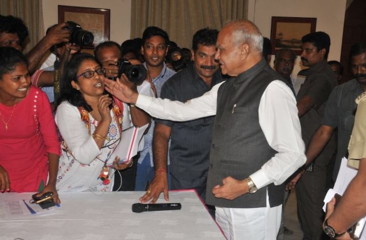 Banwarilal Purohit apologizes for touching cheeks of Lady Journalist latest update पत्रकार महिलेचे गाल थोपटणाऱ्या राज्यपालांचा माफीनामा