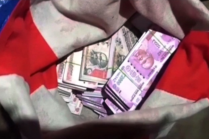 Karnataka: Fake currency worth Rs 7 crore recovered निवडणुकीपूर्वी बेळगावात सात कोटींच्या बनावट नोटा जप्त