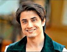 अभिनेता अली जफरवर गायिकेचा लैंगिक अत्याचाराचा आरोप