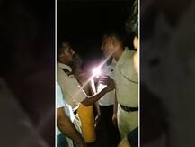 VIDEO : जमावावरील नियंत्रण राहिलं बाजूला, पोलिसांमध्येच भांडणं