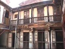 पुण्यातील पेशवेकालीन मुजुमदार वाड्याला महापालिकेकडून धक्का