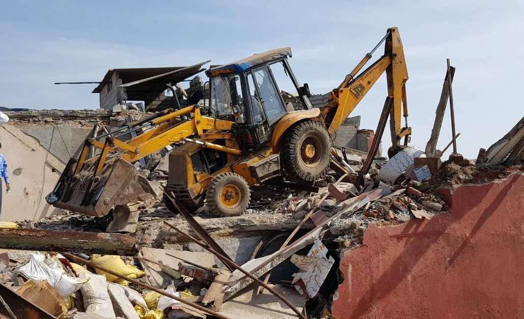 BMC demolishes illegal construction of Hotel Tawa in Mumbai's Worli sea face latest update मुंबईत वरळी सीफेसवरील 'हॉटेल तवा'वर पालिकेचा हातोडा