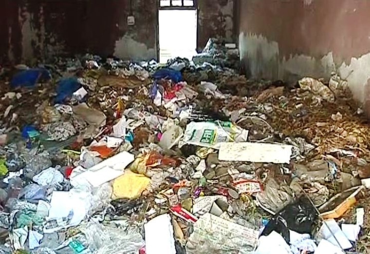 Aurangabad municipal corporation stored garbage in Badminton hall औरंगाबाद महापालिकेने चक्क बॅडमिंटन हॉलमध्ये कचरा भरला