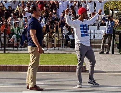 Pakistani Cricketer Hassan Ali takes his field antics to Wagah Border VIDEO : वाघा बॉर्डरवर परेडदरम्यान पाक क्रिकेटपटूचे माकडचाळे