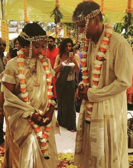 रायगड : एव्हरग्रीन मॉडेल आणि अभिनेता मिलिंद सोमण आणि त्याची गर्लफ्रेण्ड अंकिता कोवर यांच्या ब्रेकअपची चर्चा असतानाच, दोघांनी अलिबागमध्ये लग्न केलं आहे. (सर्व फोटो : इंस्टाग्राम)